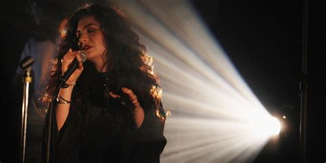 Lorde à Paris: Un concert électro-pop sous le ciel étoilé!